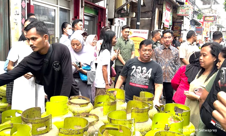 Tinjau Pangkalan Gas, Wapres Gibran Minta Warga Lapor Jika Kesulitan Dapat Elpiji 3 Kg