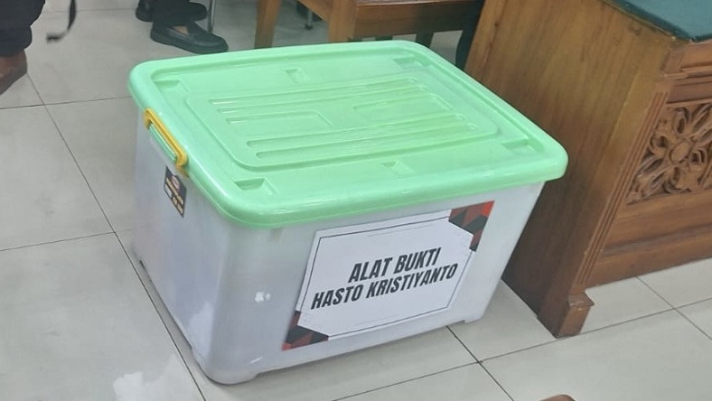 Hasto Bawa 1 Boks Bukti di Sidang Praperadilan Lawan KPK, Ini Penampakannya