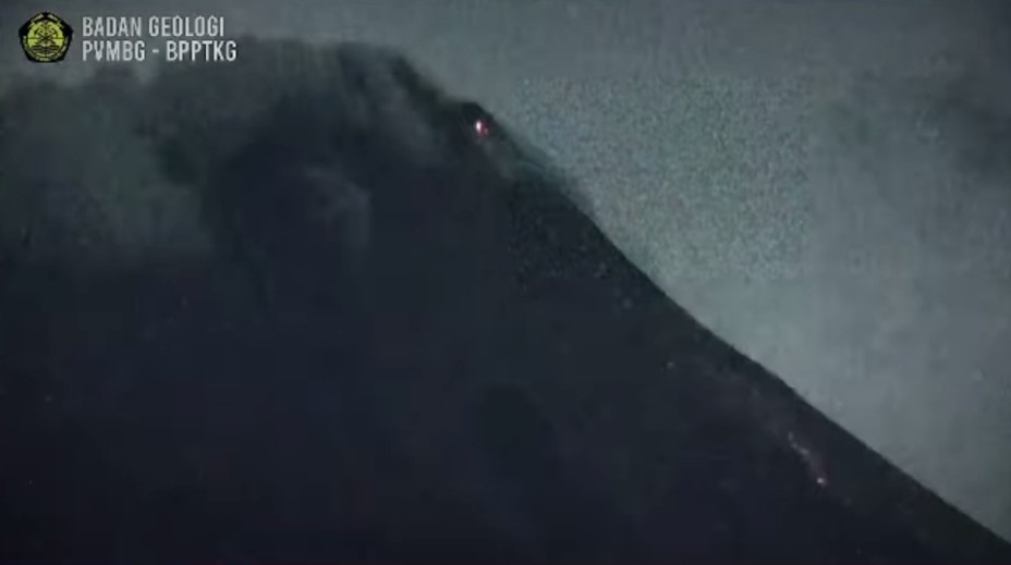 Gunung Merapi Terekam Keluarkan 10 Kali Guguran Lava, Jarak Luncur 1.700 Meter