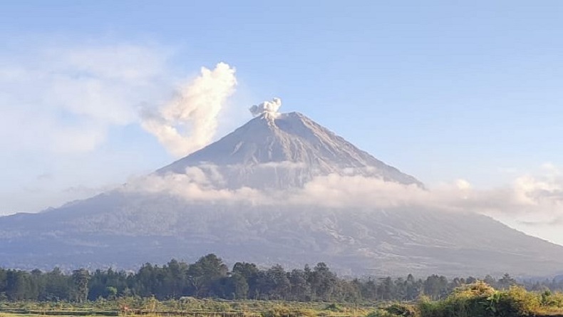 Imbas Cuaca Ekstrem, Gunung Semeru Ditutup hingga Batas Waktu yang Belum Ditentukan