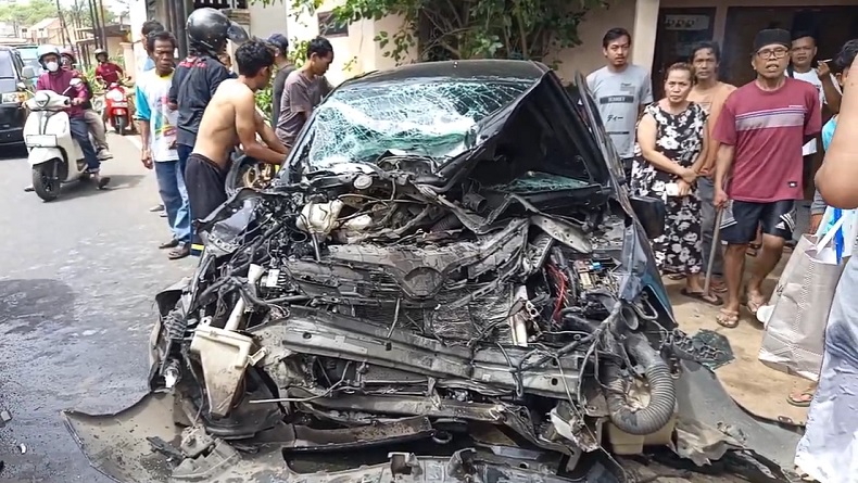 Mobil Sedan Melaju Kencang di Jalan Raya Pandeglang-Lebak Tabrak Truk hingga Rusak Parah