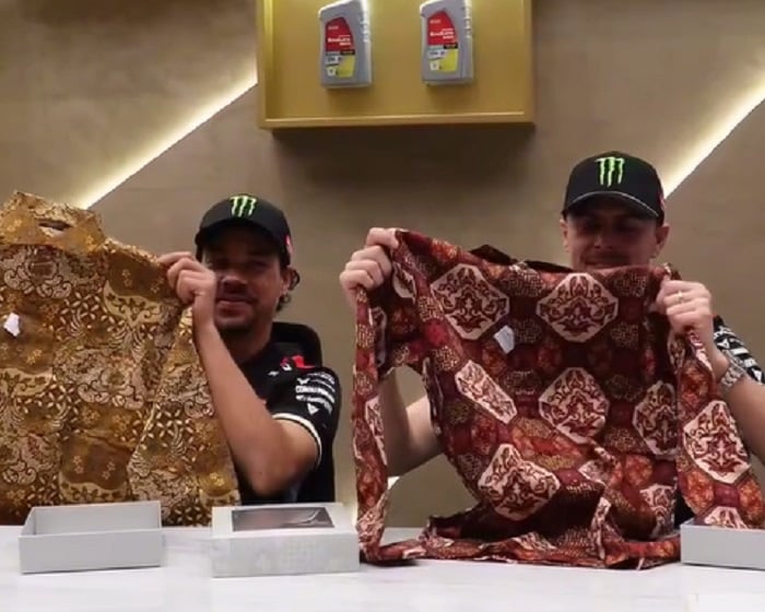 Dua Pembalap Pertamina VR46 Kegirangan Dikasih Batik Indonesia