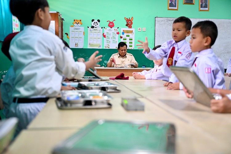 Momen Prabowo Tinjau Makan Bergizi Gratis di SD Bogor, Sempat Intip Siswa Belajar