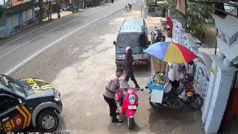 Terekam CCTV! Aksi Heroik Anggota Polres Sampang Tangkap Pelaku Penipuan