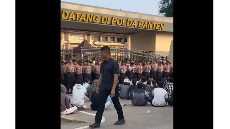 Warga Demo Desak Kapolda Banten Dicopot, Buntut Penangkapan 5 Santri di Serang