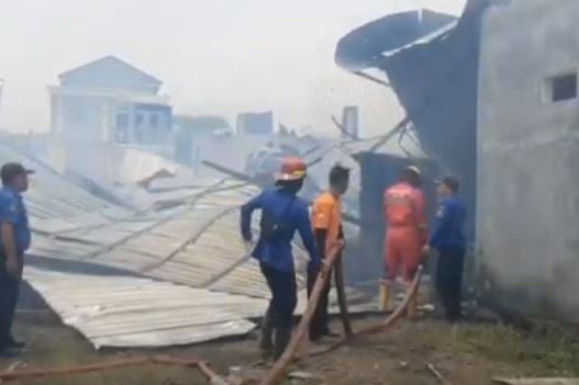 Kebakaran Landa Gudang Bahan Bangunan di Tegal, 5 Mobil Damkar Dikerahkan