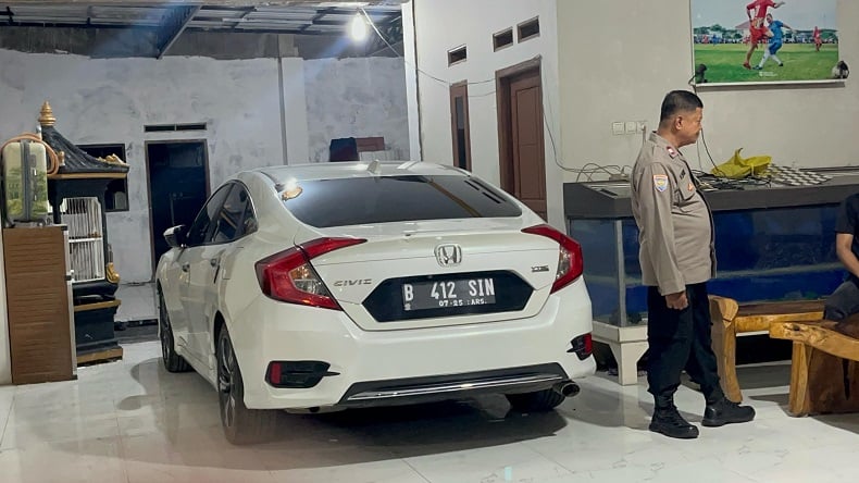 Penampakan Rumah dan Kantor Kades Kohod Digeledah Polri, Ada Mobil Mewah