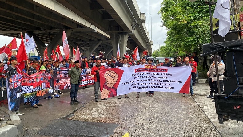 Sopir Truk Demo di Tanjung Priok, Tuntut Hapus Pungutan Masuk Pelabuhan