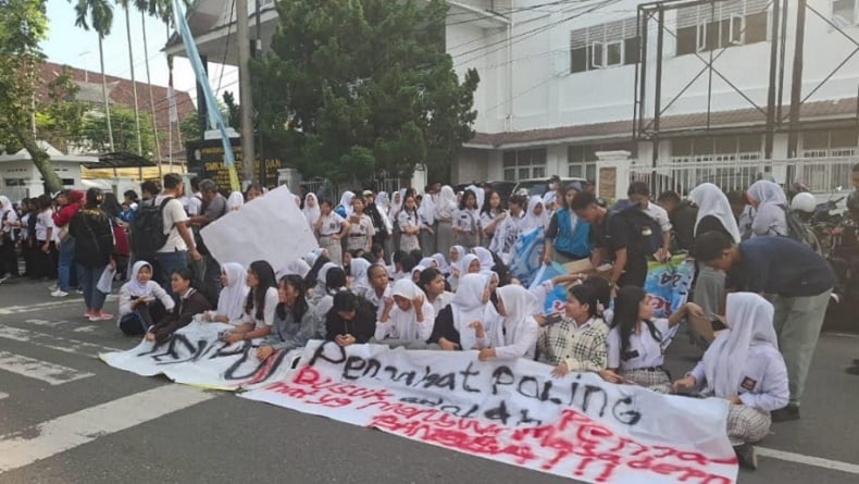 Ratusan Siswa SMK 10 Medan Segel Sekolah hingga Blokade Jalan gegara Tak Bisa Ikut SNBP