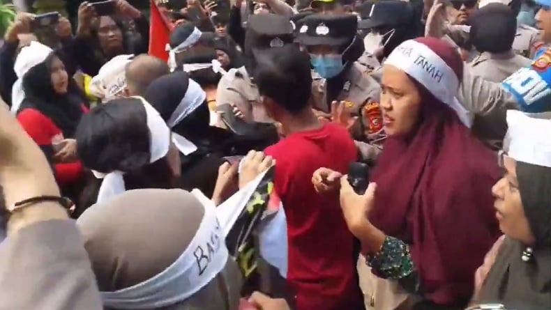 Demo Sengketa Lahan di Karawang Timur Memanas, Emak-Emak Bentrok dengan Aparat