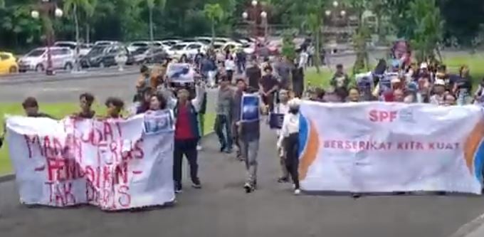 Demo di Balairung, Puluhan Dosen UGM Tuntut Pemerintah Cairkan Tukin sejak 2020