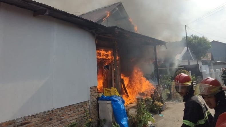 Kebakaran 2 Rumah Warga di Padang, 17 Jiwa Kehilangan Tempat Tinggal