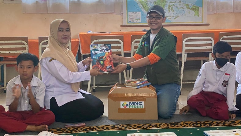 MNC Peduli dan MNC Land Salurkan Buku Bacaan ke SDN Pangarakan 01 Bogor