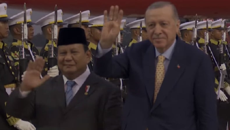 Peluk Hangat Prabowo Lepas Kepulangan Erdogan di Bandara Halim