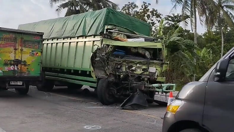 Tabrakan di Kebumen, 2 Truk Ringsek 