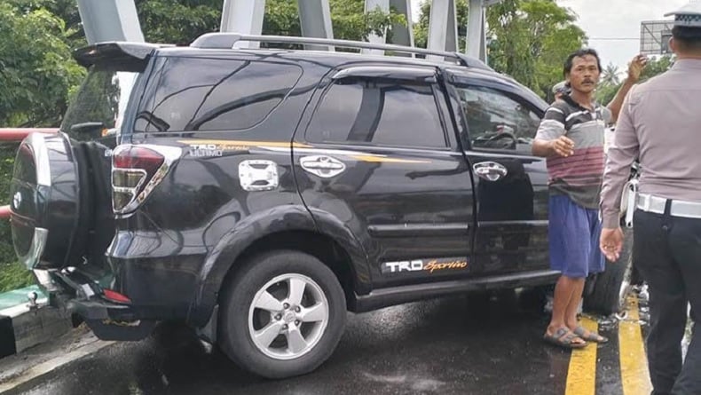 Toyota Rush Tabrakan dengan Fortuner di Jembatan Glagah Kulonprogo hingga Ringsek