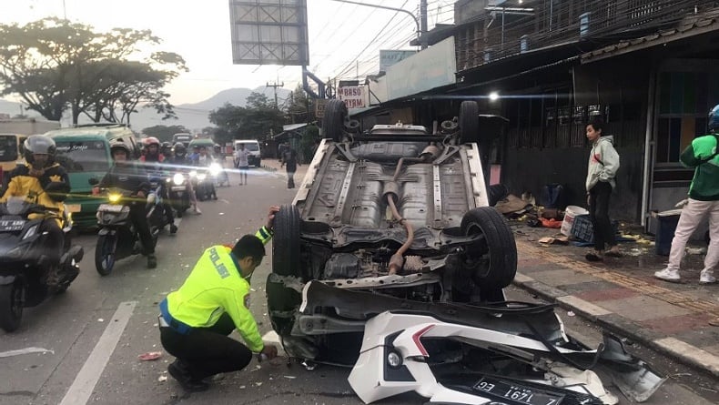 Kecelakaan Minibus Tabrak Motor lalu Terbalik di Bandung, 3 Orang Luka-Luka