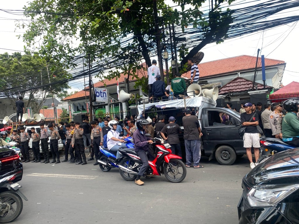 PN Jaksel Digeruduk Massa jelang Putusan Praperadilan Hasto Kristiyanto