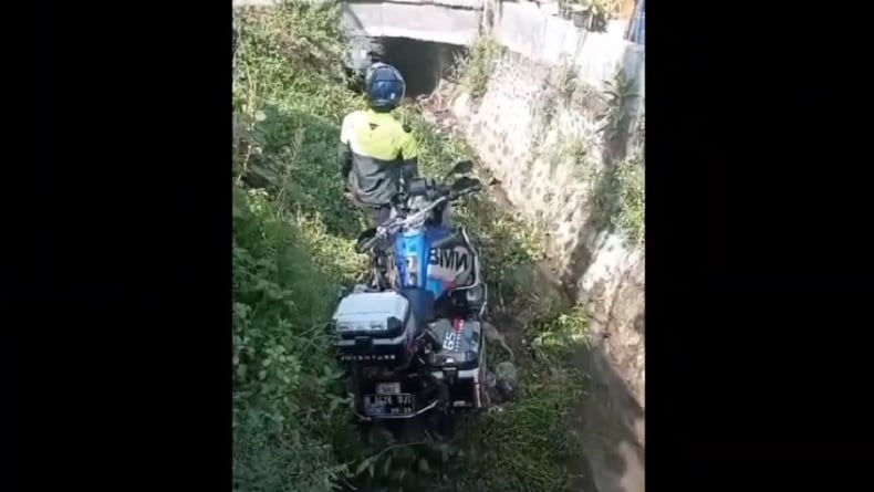 Rombongan Moge Kecelakaan di Pasuruan, Motor BMW Terjun ke Parit