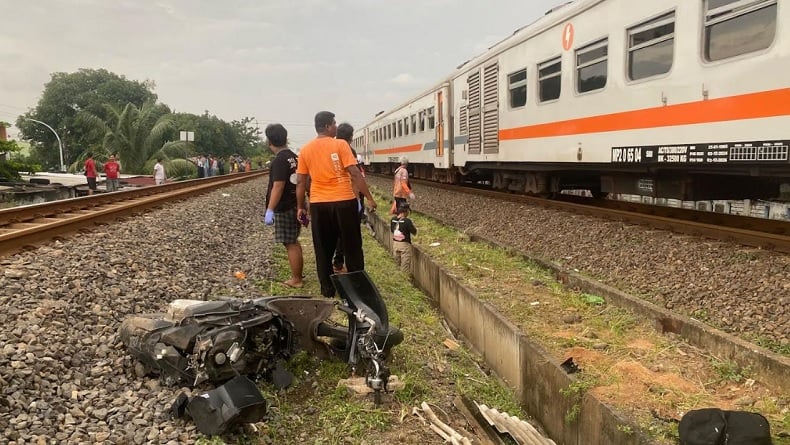 Nekat Terobos Palang Pelintasan, Pemotor Siswi SMK di Semarang Tewas Ditabrak KA Harina