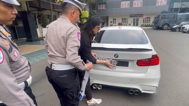 Terungkap Motif Mahasiswi Pengemudi Mobil BMW yang Viral Gunakan Pelat Nomor Tak Senonoh