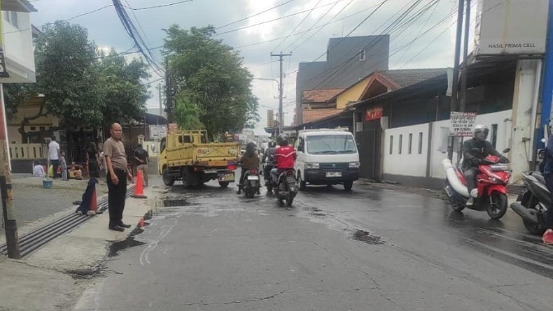 Kecelakaan Motor di Bandung, Ibu Selamat Anak Tewas Terlindas Truk