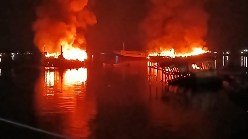 3 Kapal Hangus Terbakar di Teluk Kayangan Lombok Timur