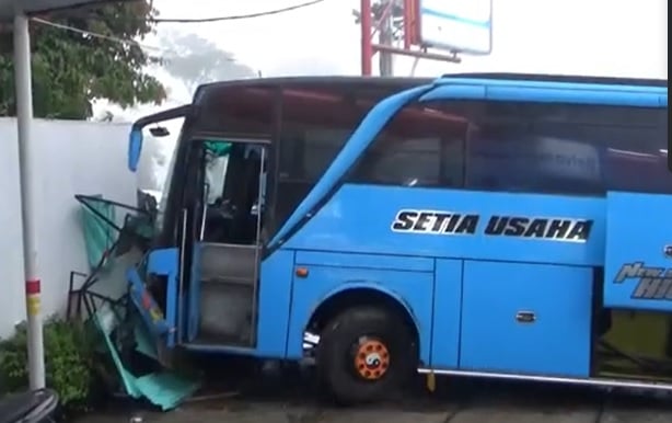 Bus Tabrak Warung Es Teh di Karanganyar karena Rem Blong, Pedagang Tewas