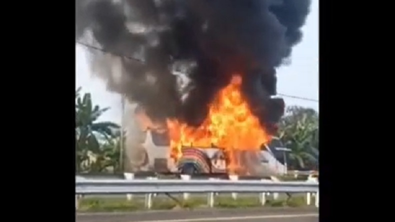 Bus Putra Pelangi Terbakar Hebat Usai Tabrakan dengan Toyota Hilux di Deli Serdang