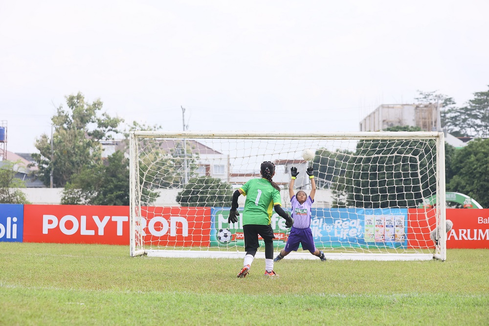 Pesepak Bola Muda Putri Berbakat Muncul di Milklife Soccer Challenge Semarang 2025