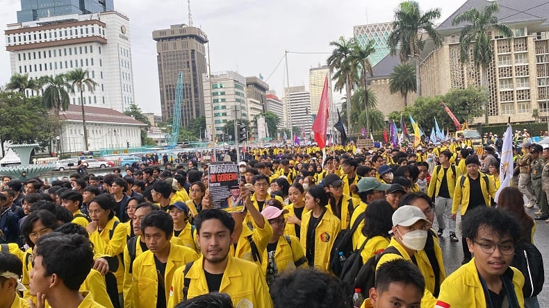 Aksi Demo Indonesia Gelap, Mahasiswa Padati Patung Kuda Jakpus