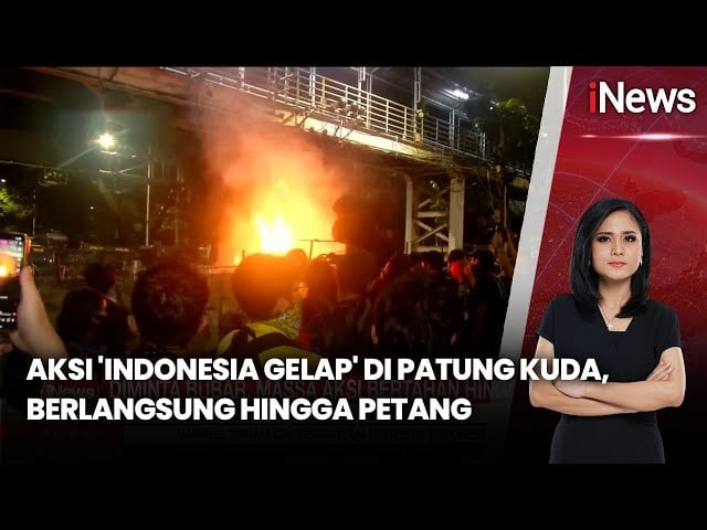 Aksi Indonesia Gelap Digelar hingga Malam Hari di Patung Kuda Jakarta Pusat