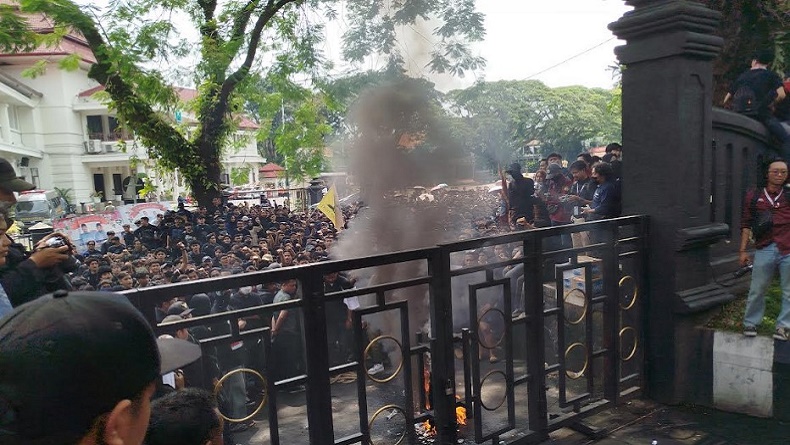 Demo Mahasiswa Malang Raya Bakar Ban di Depan Gedung DPRD, Kritik Efisiensi Anggaran