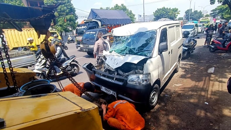 Kecelakaan Beruntun 3 Kendaraan di Buahbatu Bandung, 1 Orang Terluka