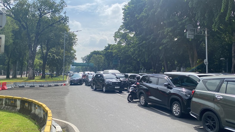 Lalu Lintas Depan Istana Negara Macet Total, Banyak Kendaraan Parkir Sembarangan