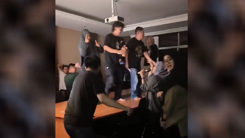 Viral Video Oknum ASN di Kutai Timur Joget hingga Saweran di Atas Meja Rapat