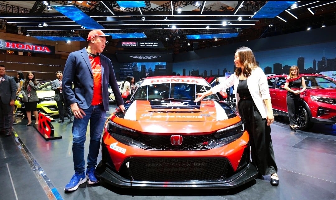 Hormati Pembalap, HPM Boyong Honda Civic Type R Livery Spesial di IIMS 2025