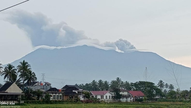 Gunung Marapi Meletus Hari Ini, Tanah Datar Diguyur Hujan Abu