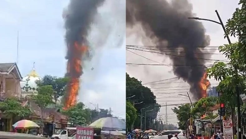 Kebakaran Masjid Agung Darussalam Bojonegoro, Api Berkobar dari Menara