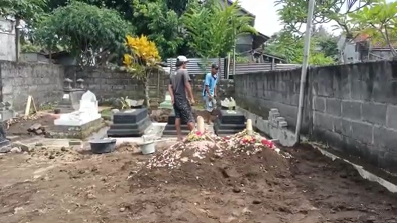 Pasutri Ditemukan Tewas Dalam Mobil di Magelang, Dimakamkan Satu Liang Lahad