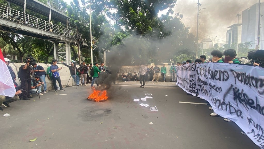 Puluhan Mahasiswa Gelar Aksi Demo di Patung Kuda sambil Bakar Ban