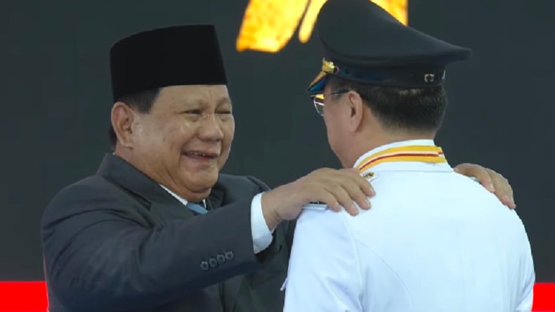 Momen Prabowo Sematkan Tanda Pangkat ke Kepala Daerah usai Pelantikan