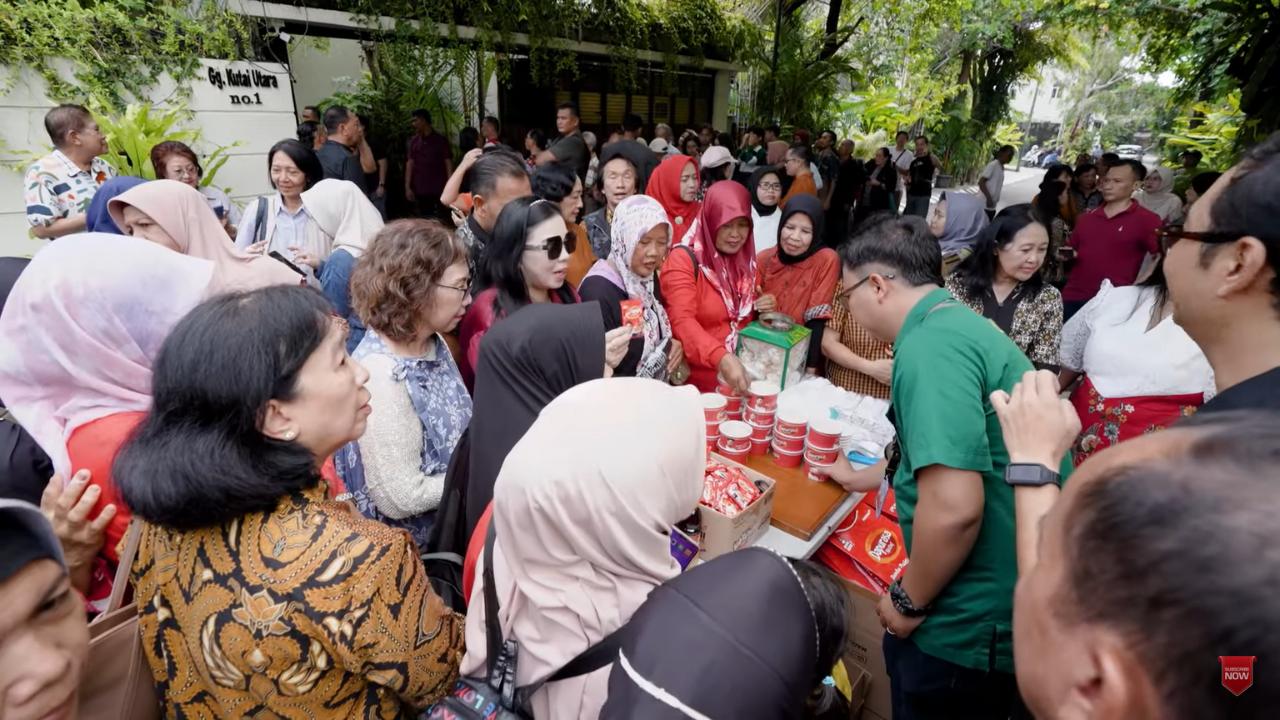 Terbang ke Solo, Chef Arnold Bagi-Bagi Nasi Goreng Gratis untuk Ratusan Pengunjung Rumah Jokowi