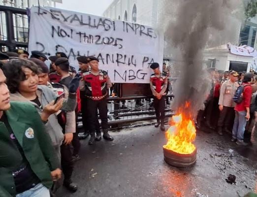 Demo Indonesia Gelap di Depan DPRD Sumut Memanas, Mahasiswa Bakar Ban