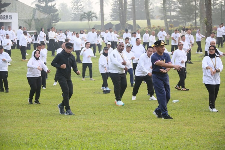 Momen Mendagri Ikut Senam Bareng Kepala Daerah Peserta Retreat di Akmil Magelang