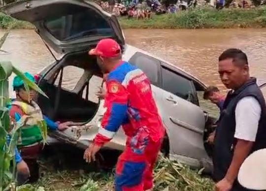 Salah Tarik Transmisi, Avanza Terjun ke Sungai Citarik di Bandung