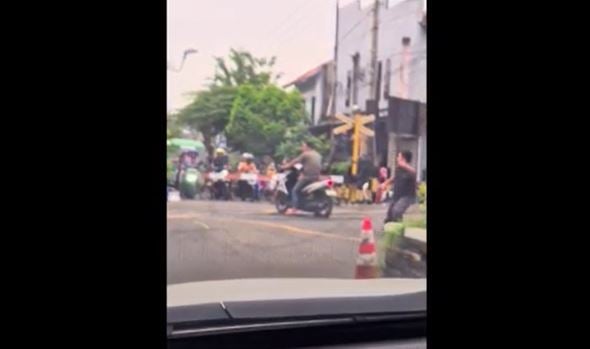 Viral Pemotor di Probolinggo Tewas Tertabrak KA usai Nekat Berhenti di Pelintasan