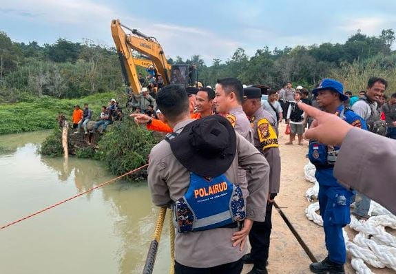 Korban Tewas Truk Terjun ke Sungai di Pelalawan Bertambah jadi 4 Orang, 11 Hilang