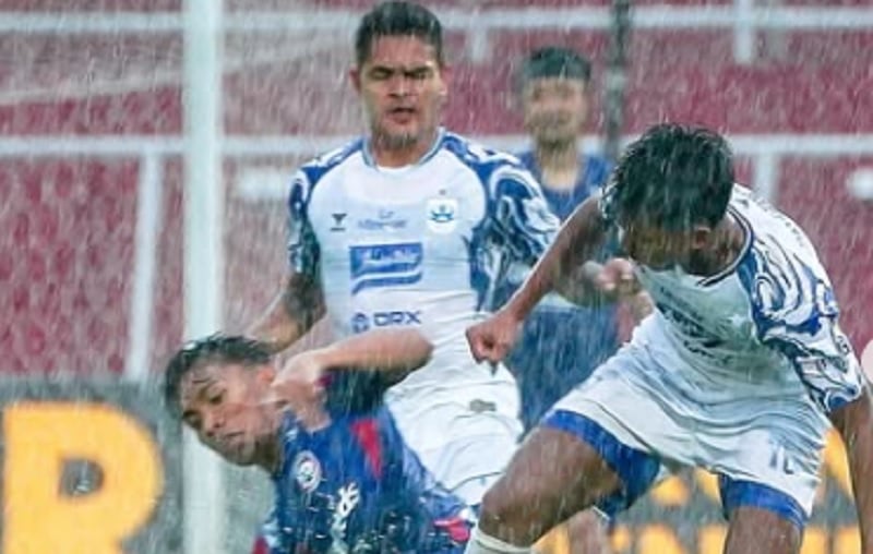 Hasil Liga 1: Arema FC Ditahan PSIS, Duel Sengit Diganggu Hujan