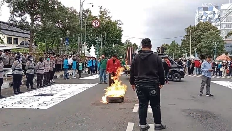 Demo Tolak Danantara, Ratusan Mahasiswa di Cirebon Bakar Ban